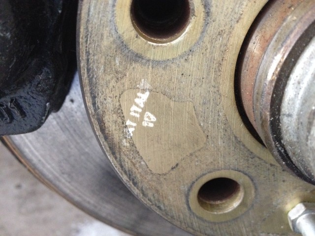 Brakes in gold anodized with &quot;Fiat Italy&quot; stamped on them.  Black calipers.