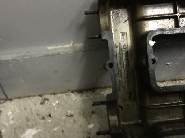 Aluminium valve cover, slightly scarred due to too little tension of distribution chain)