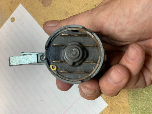 Snap ring, one end is yellow in the picture